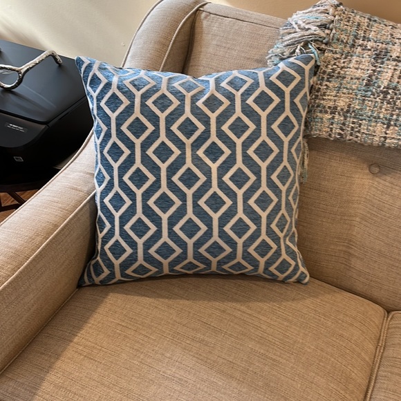 Blue pillow - Picture 3 of 5